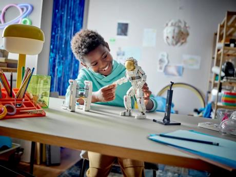 Конструктор LEGO Creator Космонавт 647 деталей (31152) - фото 0