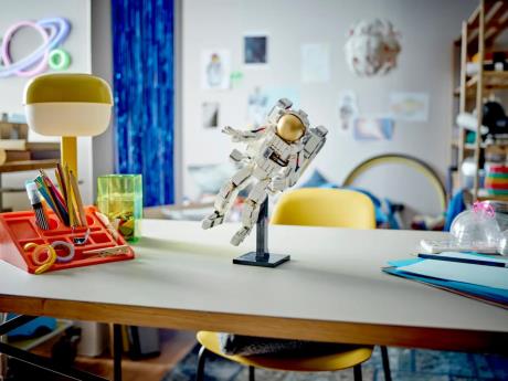 Конструктор LEGO Creator Космонавт 647 деталей (31152) - фото 0