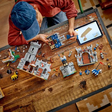 Конструктор LEGO Creator Середньовічний замок із лицарем на коні (31168) - фото 6