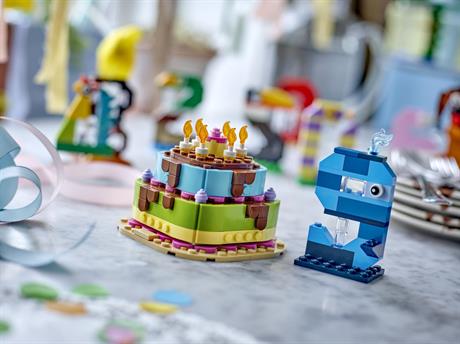Конструктор LEGO® Торт на день народження з прикрасами, веселий подарунковий набір, декор для столу, 219 деталей (40815) - фото 0