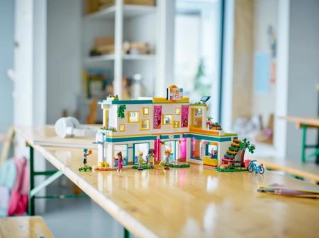 Конструктор LEGO Friends Хартлейк-Сіті міжнародна школа 853 деталей (41731) - фото 0