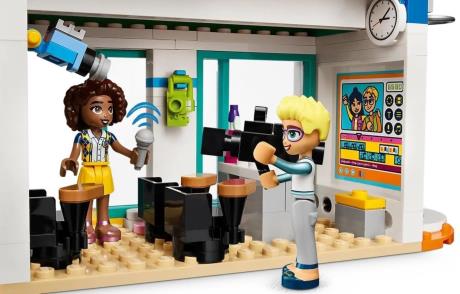 Конструктор LEGO Friends Хартлейк-Сіті міжнародна школа 853 деталей (41731) - фото 0