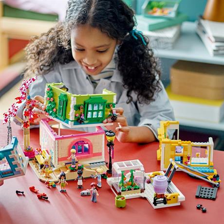 Конструктор LEGO Friends Хартлейк-Сіті Громадський центр 1513 деталей (41748) - фото 1