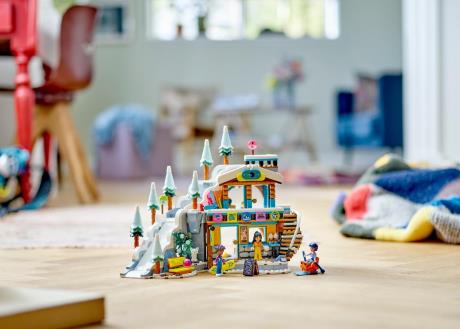 Конструктор LEGO Friends Святкова гірськолижна траса й кафе 980 деталей (41756) - фото 0