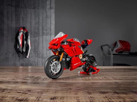 Конструктор LEGO Technic Ducati Panigale V4 R 0 646 деталі (42107) - фото 0
