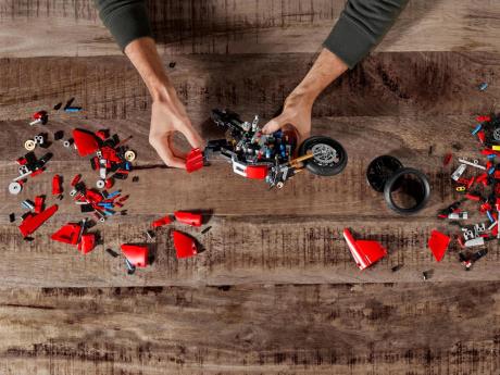 Конструктор LEGO Technic Ducati Panigale V4 R 0 646 деталі (42107) - фото 0