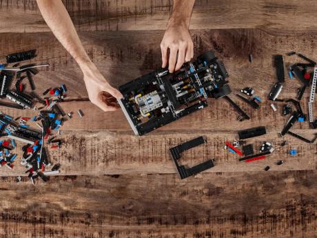 Конструктор LEGO Technic Dodge Charger Домініка Торетто 1077 деталей (42111) - фото 0