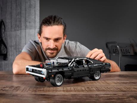 Конструктор LEGO Technic Dodge Charger Домініка Торетто 1077 деталей (42111) - фото 0