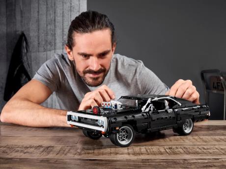 Конструктор LEGO Technic Dodge Charger Домініка Торетто 1077 деталей (42111) - фото 0