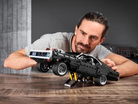 Конструктор LEGO Technic Dodge Charger Домініка Торетто 1077 деталей (42111) - фото 0