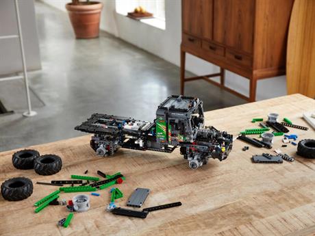 Конструктор LEGO Technic Повнопривідна вантажівка для випробувань Mercedes-Benz Zetros 2129 деталей (42129) - фото 0