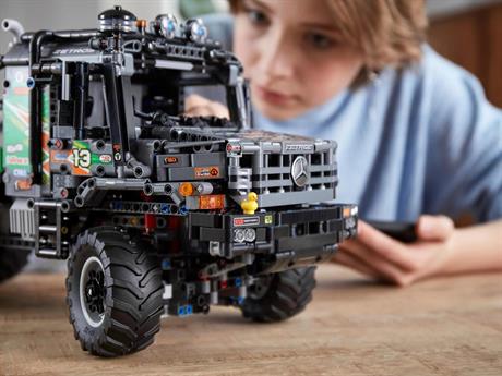Конструктор LEGO Technic Полноприводный грузовик-внедорожник Mercedes-Benz Zetros 2129 деталей (42129) - фото 0