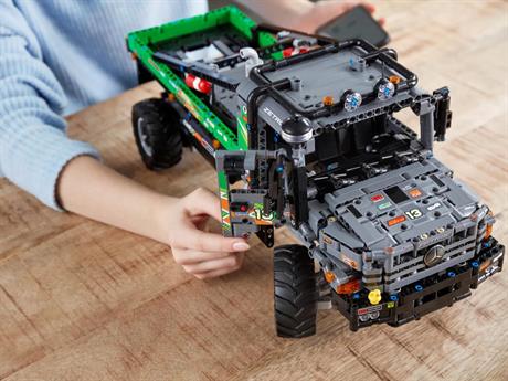 Конструктор LEGO Technic Повнопривідна вантажівка для випробувань Mercedes-Benz Zetros 2129 деталей (42129) - фото 0