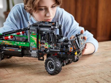 Конструктор LEGO Technic Повнопривідна вантажівка для випробувань Mercedes-Benz Zetros 2129 деталей (42129) - фото 0