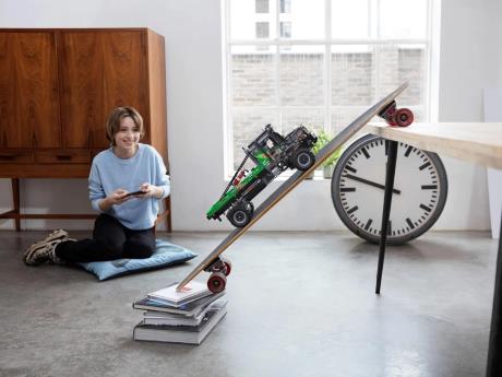 Конструктор LEGO Technic Повнопривідна вантажівка для випробувань Mercedes-Benz Zetros 2129 деталей (42129) - фото 0