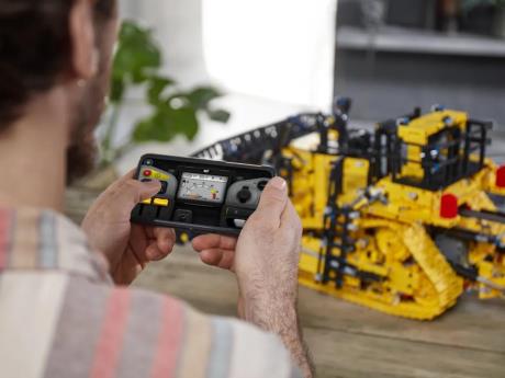 Конструктор LEGO Techniс Бульдозер Cat D11 на пульті управління 3854 деталі (42131) - фото 0
