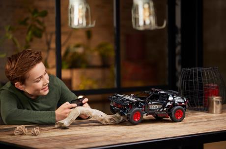 Конструктор LEGO Technic Audi RS Q e-tron 914 деталей (42160) - фото 0