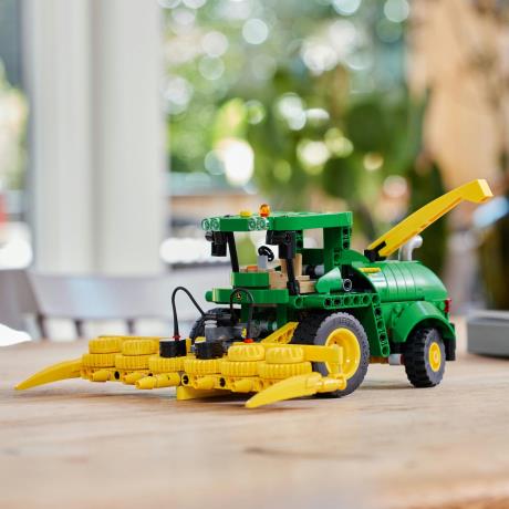 Конструктор LEGO Technic Кормозбиральний комбайн John Deere 9700, 559 деталей (42168) - фото 7