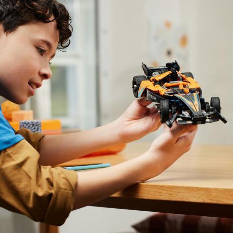 Конструктор LEGO Автомобіль для перегонів NEOM McLaren Formula E 452 деталі (42169) - фото 8