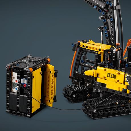 Конструктор LEGO Technic Вантажівка Volvo FMX і Електричний екскаватор EC230 2274 деталі (42175) - фото 6