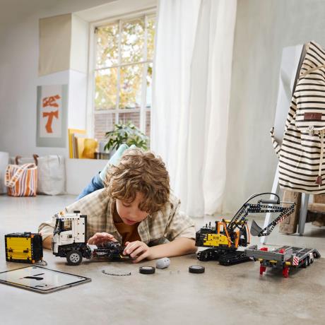 Конструктор LEGO Technic Вантажівка Volvo FMX і Електричний екскаватор EC230 2274 деталі (42175) - фото 9