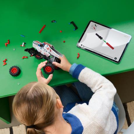 Конструктор LEGO Technic Monster Jam ThunderROARus с инерционным двигателем 232 детали (42200) - фото 9