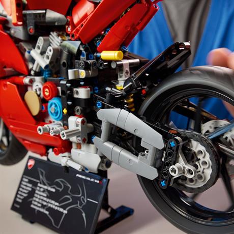 Конструктор LEGO Technic Мотоцикл Ducati Panigale V4 S 1603 деталі (42202) - фото 6