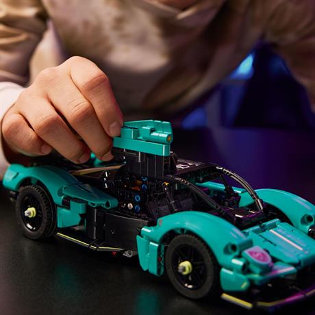 Конструктор LEGO Technic Aston Martin Valkyrie 707 деталей (42208) - фото 4