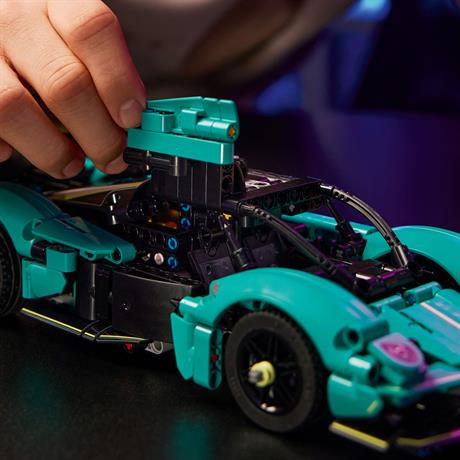 Конструктор LEGO Technic Aston Martin Valkyrie 707 деталей (42208) - фото 5