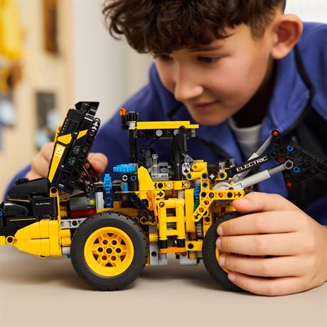 Конструктор LEGO Technic Колісний навантажувач Volvo L120 Electric 973 деталі (42209) - фото 3