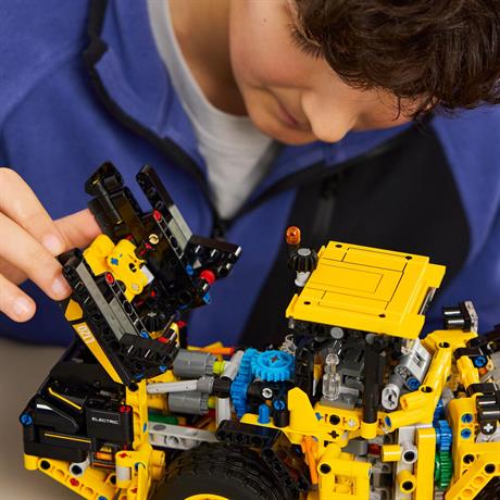 Конструктор LEGO Technic Колісний навантажувач Volvo L120 Electric 973 деталі (42209) - фото 4