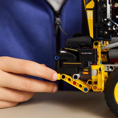 Конструктор LEGO Technic Колісний навантажувач Volvo L120 Electric 973 деталі (42209) - фото 5