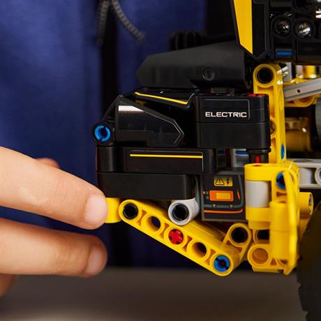 Конструктор LEGO Technic Колісний навантажувач Volvo L120 Electric 973 деталі (42209) - фото 11
