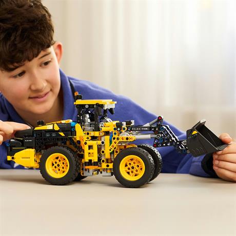 Конструктор LEGO Technic Колісний навантажувач Volvo L120 Electric 973 деталі (42209) - фото 12