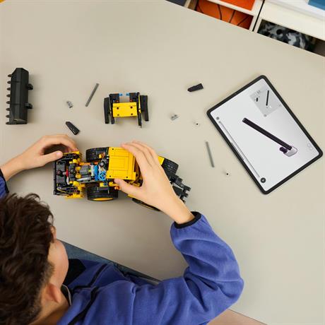 Конструктор LEGO Technic Колісний навантажувач Volvo L120 Electric 973 деталі (42209) - фото 13