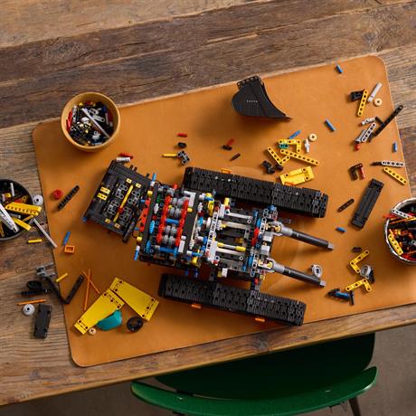 Конструктор LEGO Technic Екскаватор Volvo EC500 Hybrid 2359 деталей (42215) - фото 4
