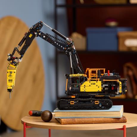 Конструктор LEGO Technic Екскаватор Volvo EC500 Hybrid 2359 деталей (42215) - фото 4
