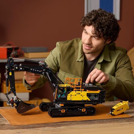 Конструктор LEGO Technic Екскаватор Volvo EC500 Hybrid 2359 деталей (42215) - фото 6