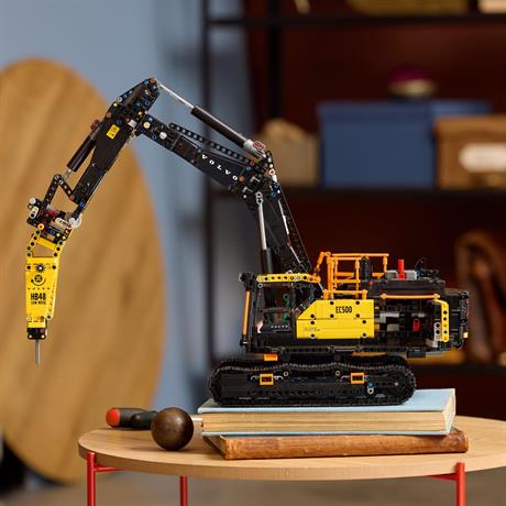 Конструктор LEGO Technic Екскаватор Volvo EC500 Hybrid 2359 деталей (42215) - фото 7