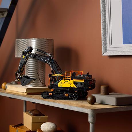 Конструктор LEGO Technic Екскаватор Volvo EC500 Hybrid 2359 деталей (42215) - фото 8