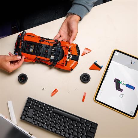 Конструктор LEGO Technic Гиперкар Bugatti Chiron Pur Sport 771 Деталь (42222) - фото 5