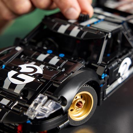 Конструктор LEGO Technic Автомобіль для перегонів Ford GT40 MKII 1966 року 793 Деталі (42223) - фото 2
