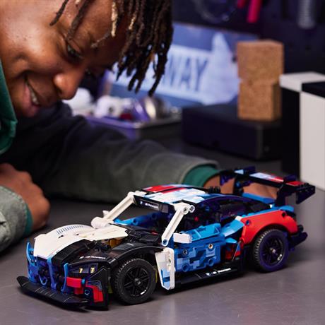 Конструктор LEGO® Technic Автомобиль для гонок BMW M4 GT3 EVO 747 деталей (42226) - фото 8