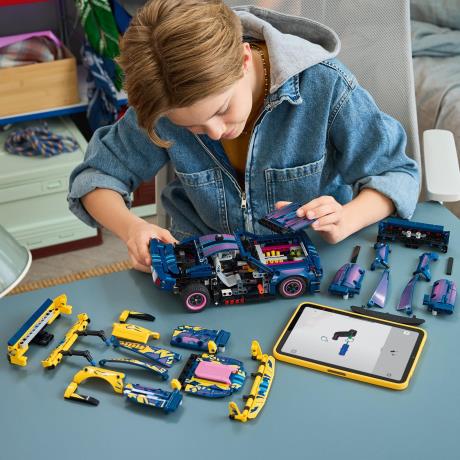 Конструктор LEGO® Technic Тюнінг-гараж з автомобілем Ford Mustang GT  Іграшка (42236) - фото 3