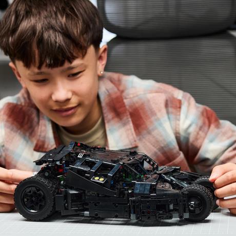 Конструктор LEGO® Technic Batmobile™ Tumbler Набір для конструювання (42239) - фото 8