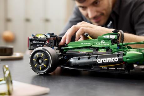 Конструктор LEGO® Technic Автомобіль «Формула-1» Aston Martin Aramco AMR25 (42240) - фото 3