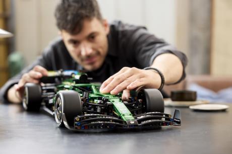 Конструктор LEGO® Technic Автомобіль «Формула-1» Aston Martin Aramco AMR25 (42240) - фото 4