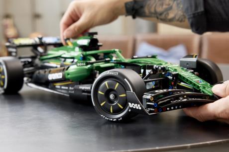 Конструктор LEGO® Technic Автомобіль «Формула-1» Aston Martin Aramco AMR25 (42240) - фото 5