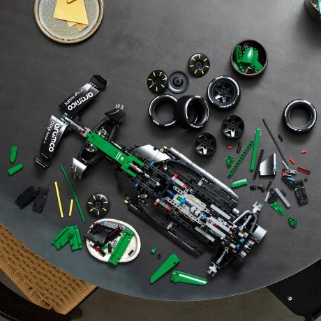 Конструктор LEGO® Technic Автомобіль «Формула-1» Aston Martin Aramco AMR25 (42240) - фото 6