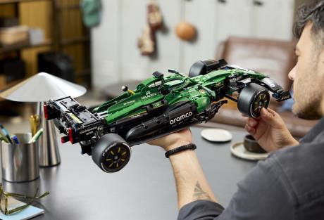 Конструктор LEGO® Technic Автомобіль «Формула-1» Aston Martin Aramco AMR25 (42240) - фото 7